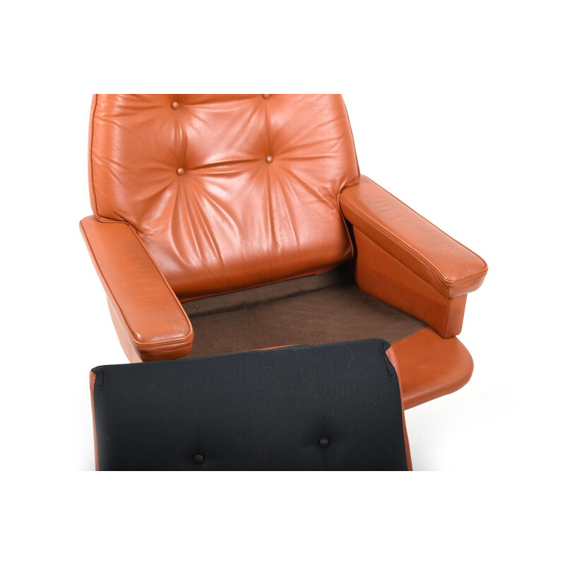 Vintage Scandinavian swivel lounge chair in leather