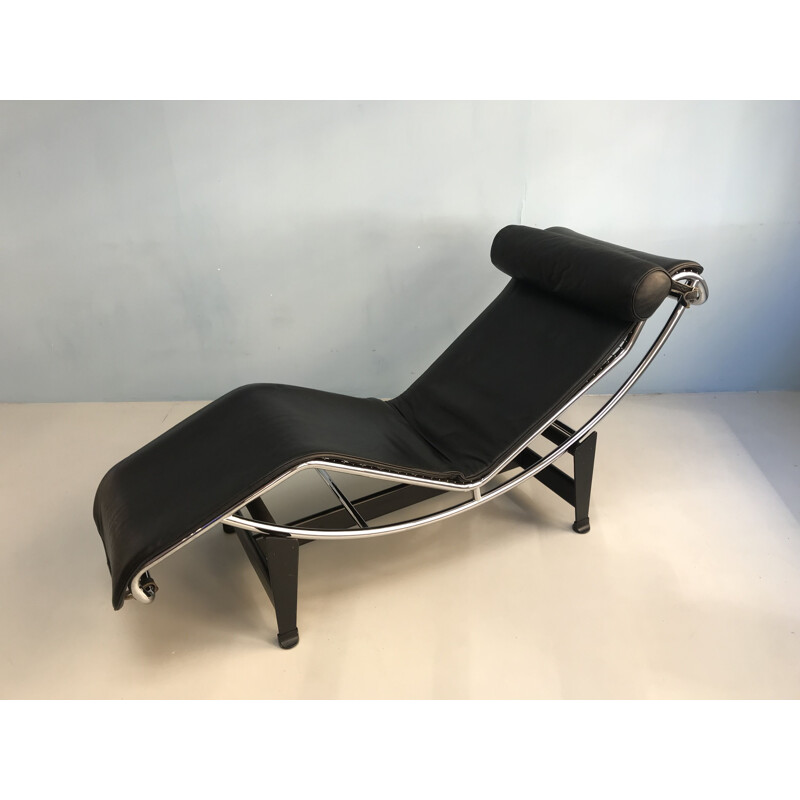 Vintage "LC 4" lounge chair by Le Corbusier for Cassina