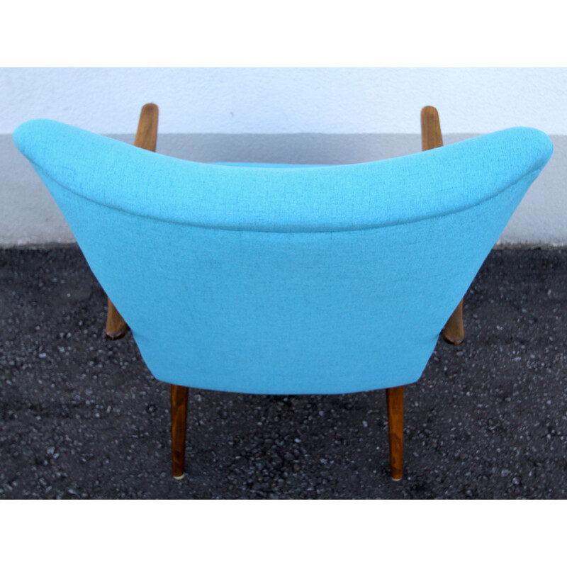 Sillón vintage de madera y tela azul claro