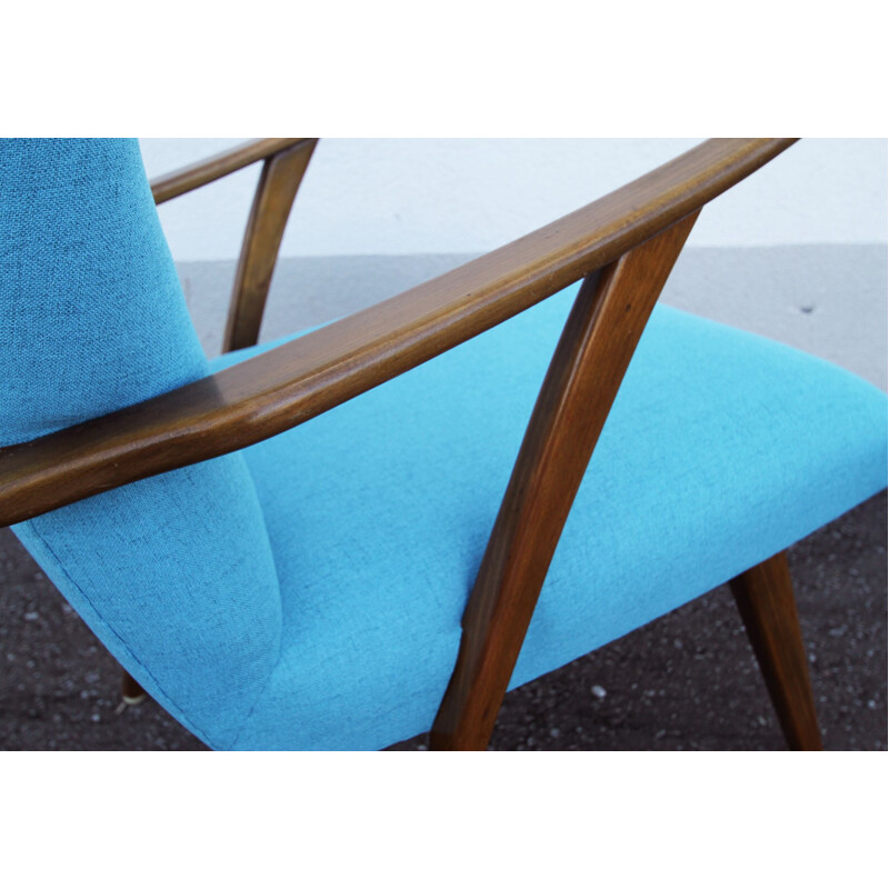 Vintage fauteuil in hout en lichtblauwe stof