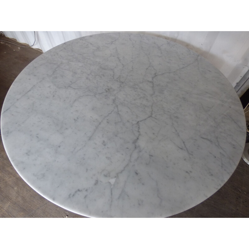 Vintage tulip table in Carrara marble by Knoll Saarinen