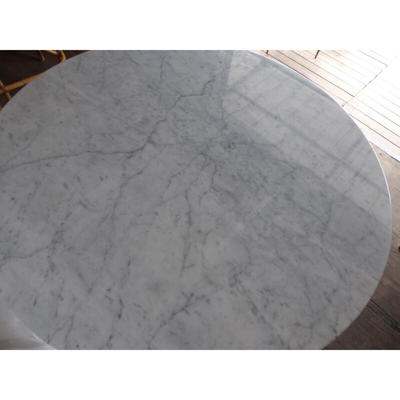 Vintage tulip table in Carrara marble by Knoll Saarinen