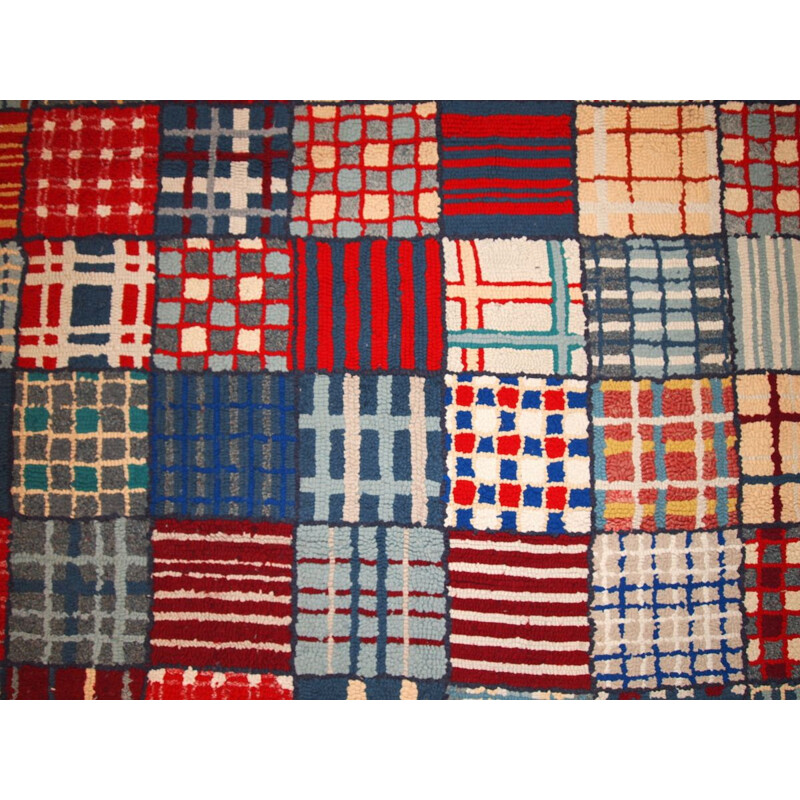 Handmade vintage American hooked rug 