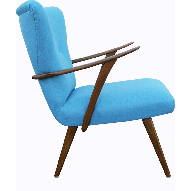 Vintage fauteuil in hout en lichtblauwe stof