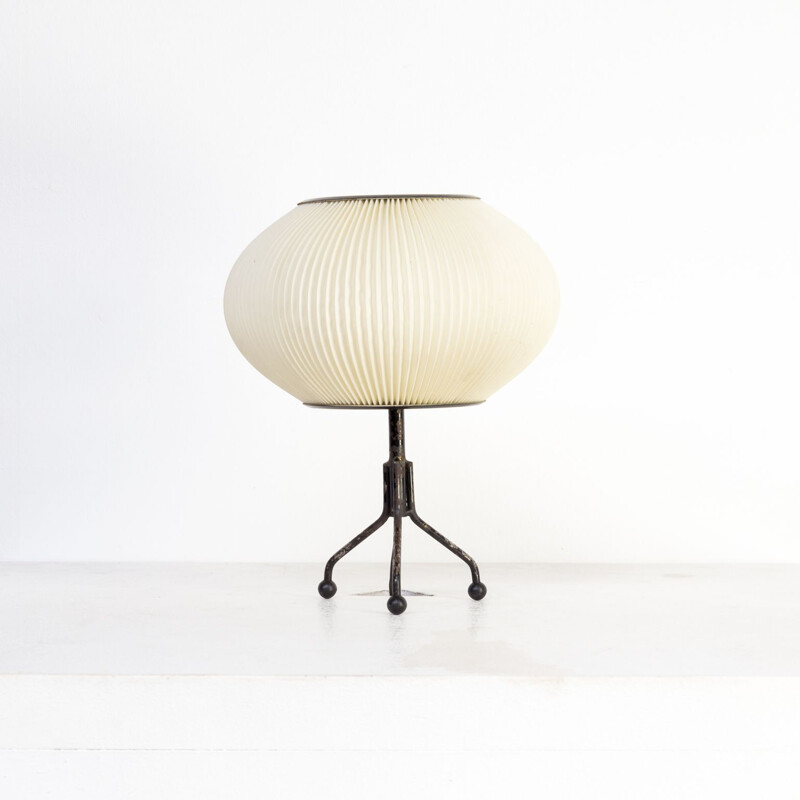 Vintage white desk lamp in metal with rodhoid shade