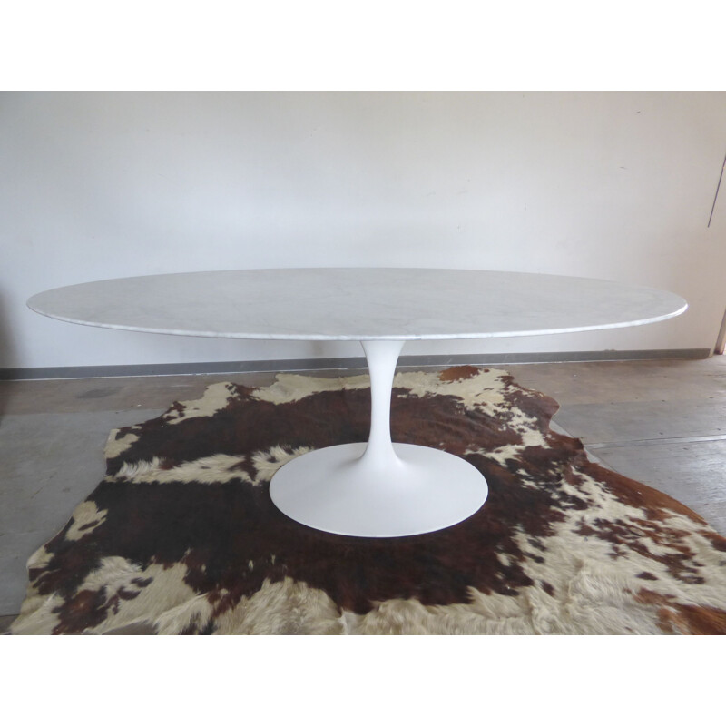 Vintage oval table by Eero Saarinen for Knoll