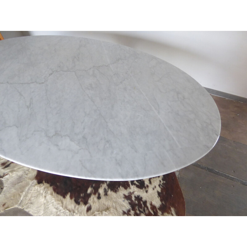 Vintage oval table by Eero Saarinen for Knoll