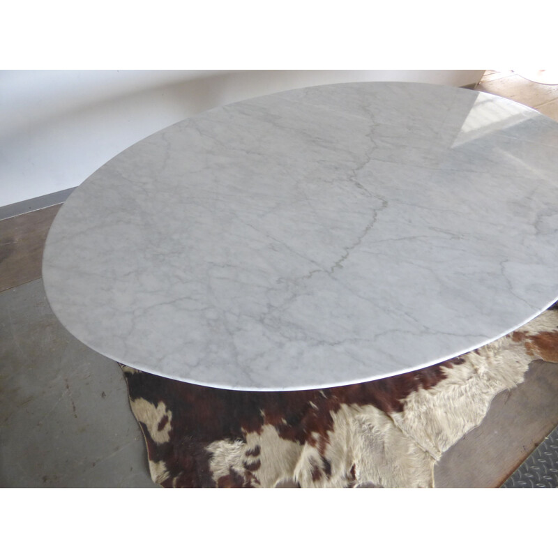 Vintage oval table by Eero Saarinen for Knoll