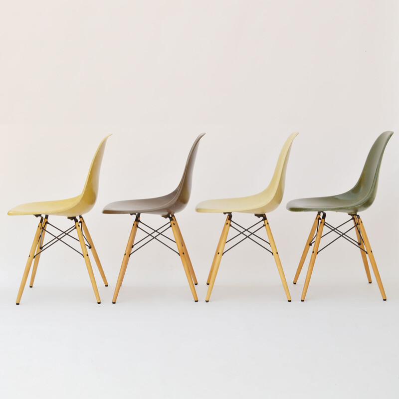 Suite de 4 chaises à repas vintage en fibre de verre par  Eames pour Herman Miller