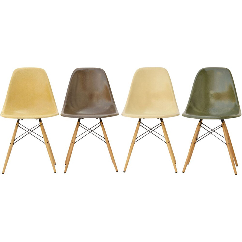Suite de 4 chaises à repas vintage en fibre de verre par  Eames pour Herman Miller