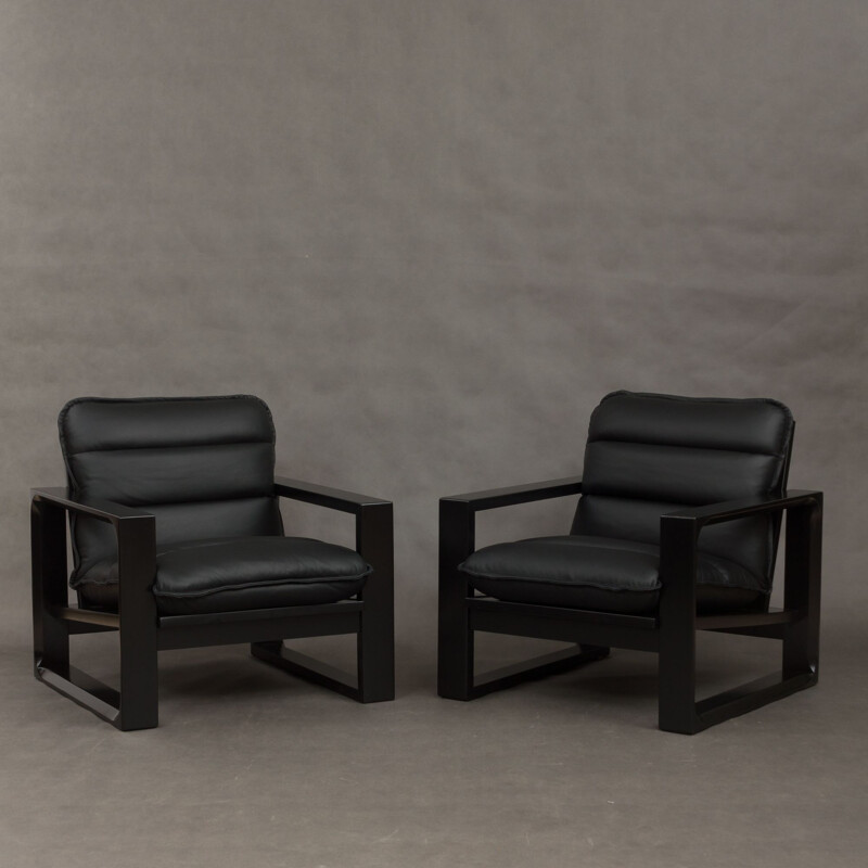 Suite de 2 lounge chairs noires en bois et cuir par Miroslav Navratil 
