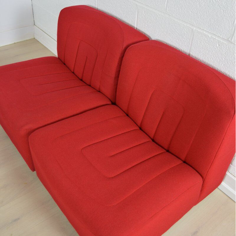 Suite de 3 chauffeuses rouges & noire "Novémila" par Tito Agnoli pour Mobilier International