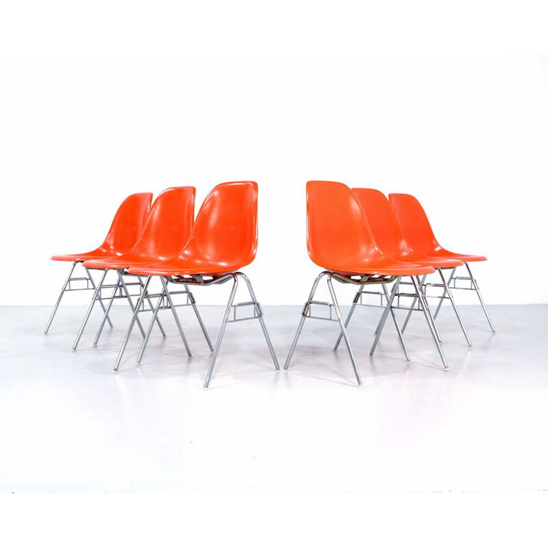 Suite de 2 fauteuils oranges par Eames pour Herman Miller