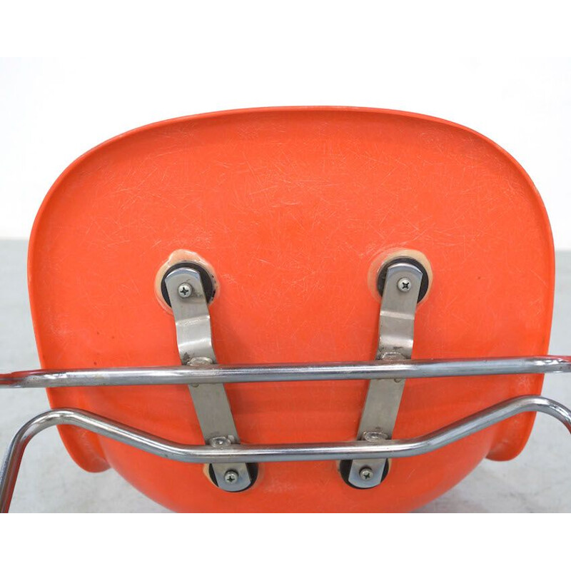 Suite de 2 fauteuils oranges par Eames pour Herman Miller