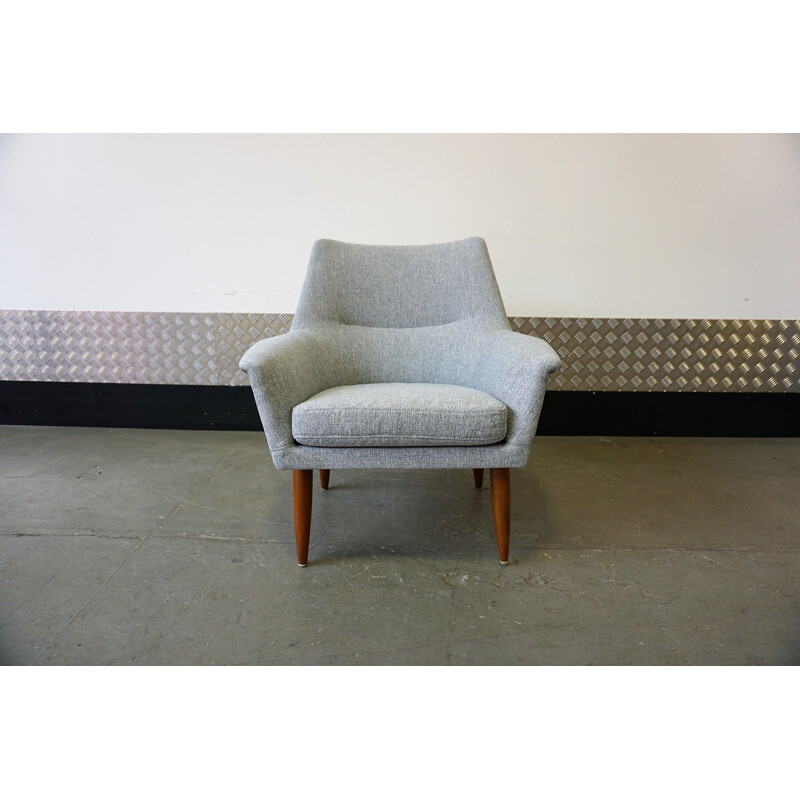 Fauteuil vintage danois retapissé en tissu gris clair 