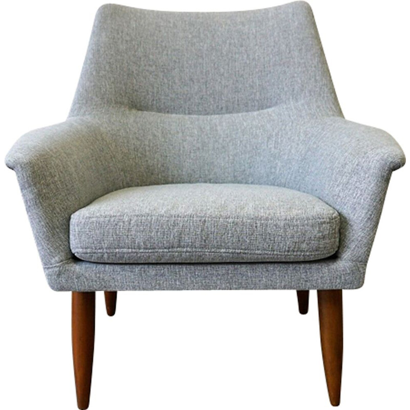 Fauteuil vintage danois retapissé en tissu gris clair 