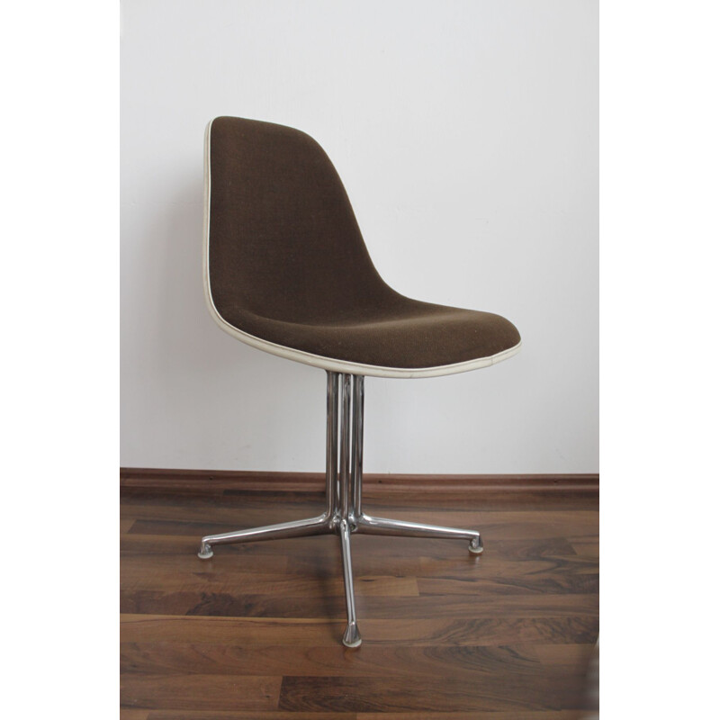 Chaise vintage en fibre de verre par Eames de Vitra
