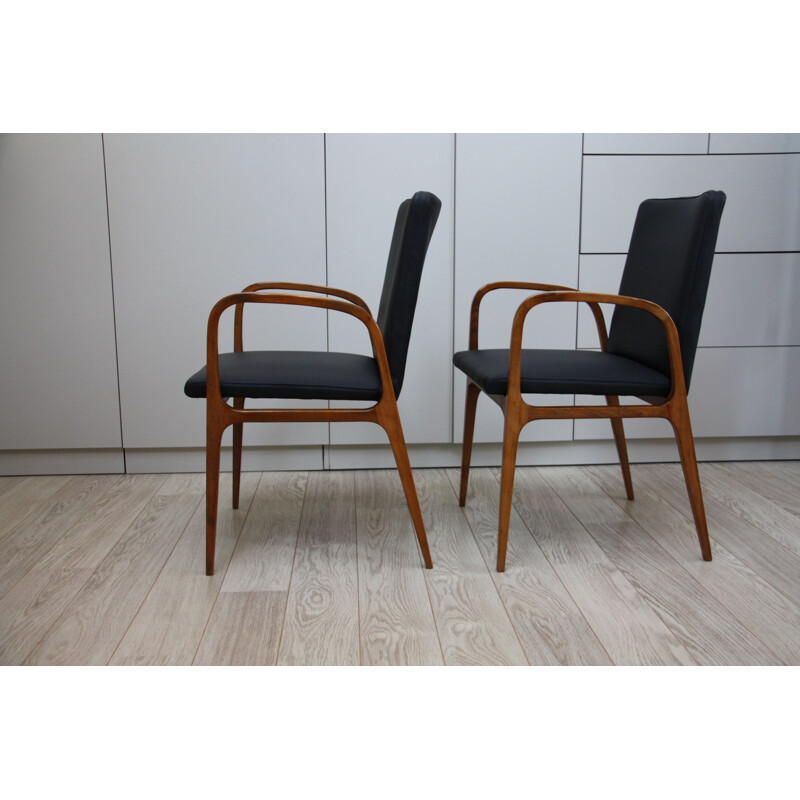 Suite de 2 chaises en cuir noir et bois