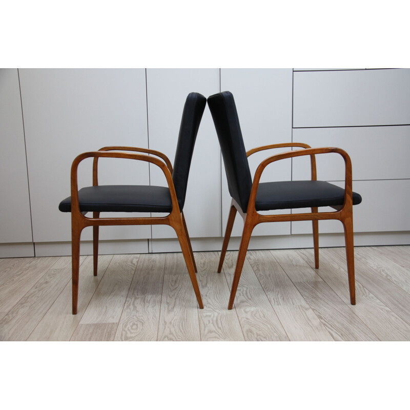Suite de 2 chaises en cuir noir et bois