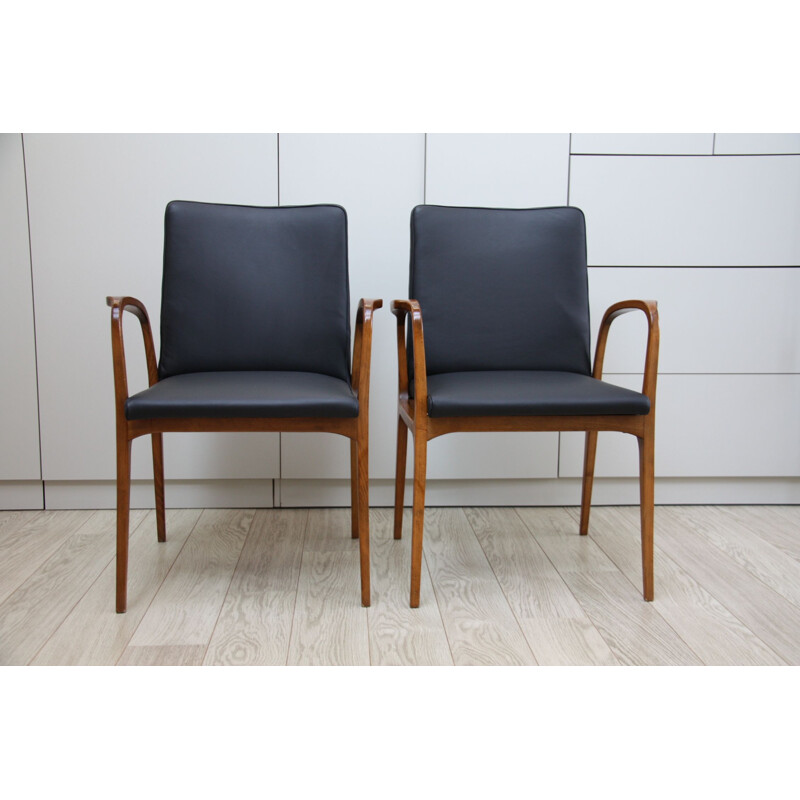 Suite de 2 chaises en cuir noir et bois