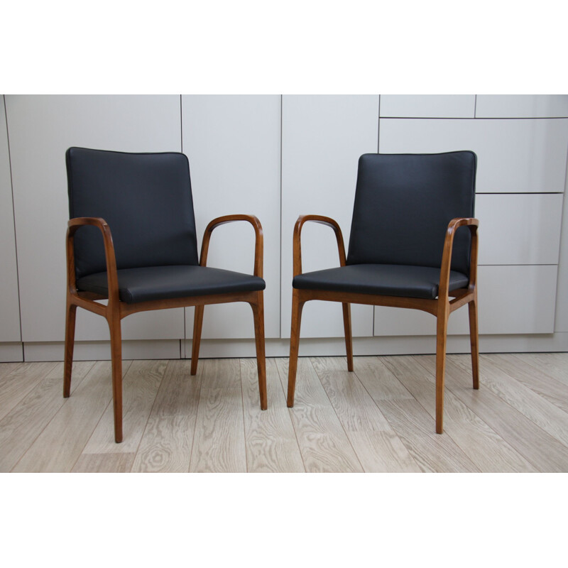 Suite de 2 chaises en cuir noir et bois