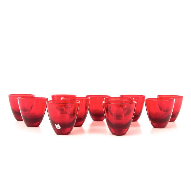 Suite de 11 verres rouges par Kosta Boda