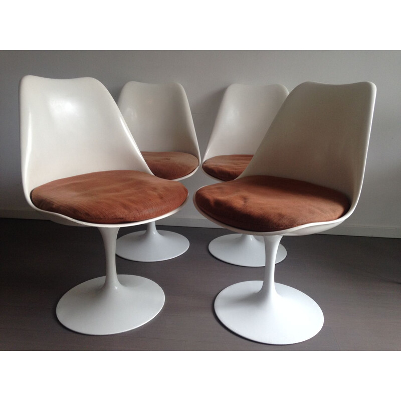 Set of 4 vintage Tulip chairs by Eero Saarinen for Knoll