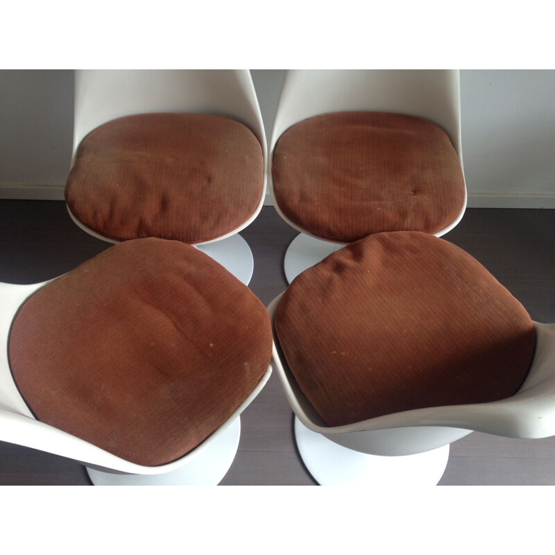 Set of 4 vintage Tulip chairs by Eero Saarinen for Knoll