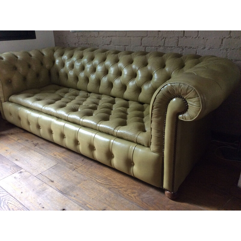 Canapé Chesterfield vert olive 3 places vintage