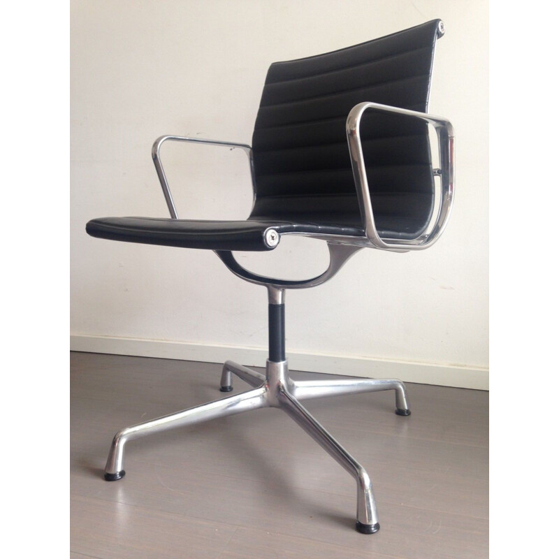 Chaise de bureau vintage noire EA108 en cuir par Eames pour Vitra