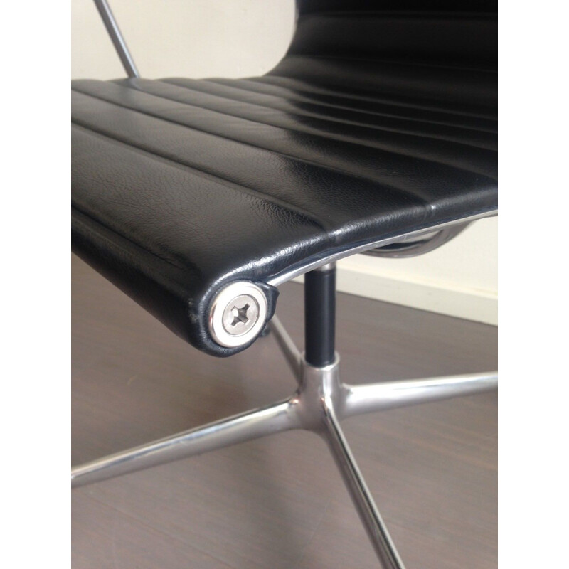 Chaise de bureau vintage noire EA108 en cuir par Eames pour Vitra