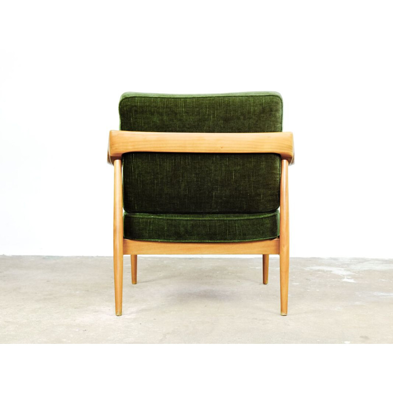 Paire de fauteuils en velours vert foncé par Walter Knoll