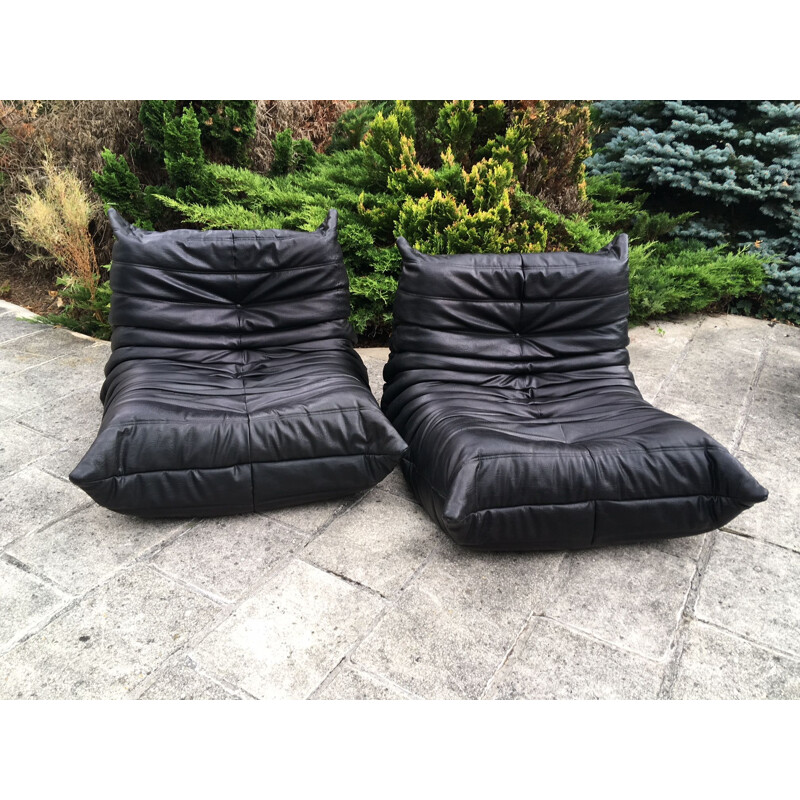 Suite de 2 fauteuils Togo vintage en cuir noir par Michel Ducaroy