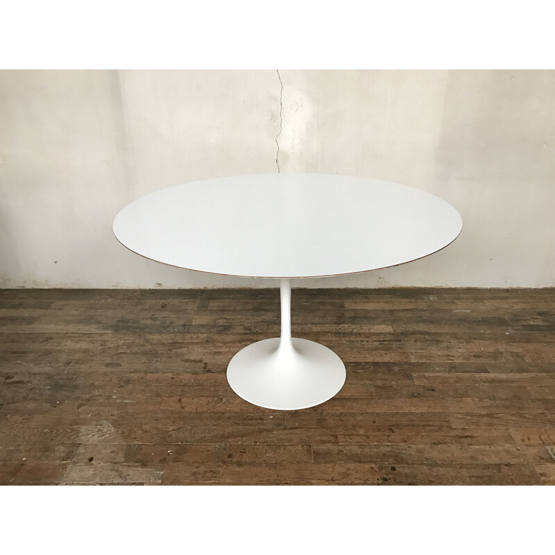 Laminate white knoll table by Eero Saarinen with Tulip foot 