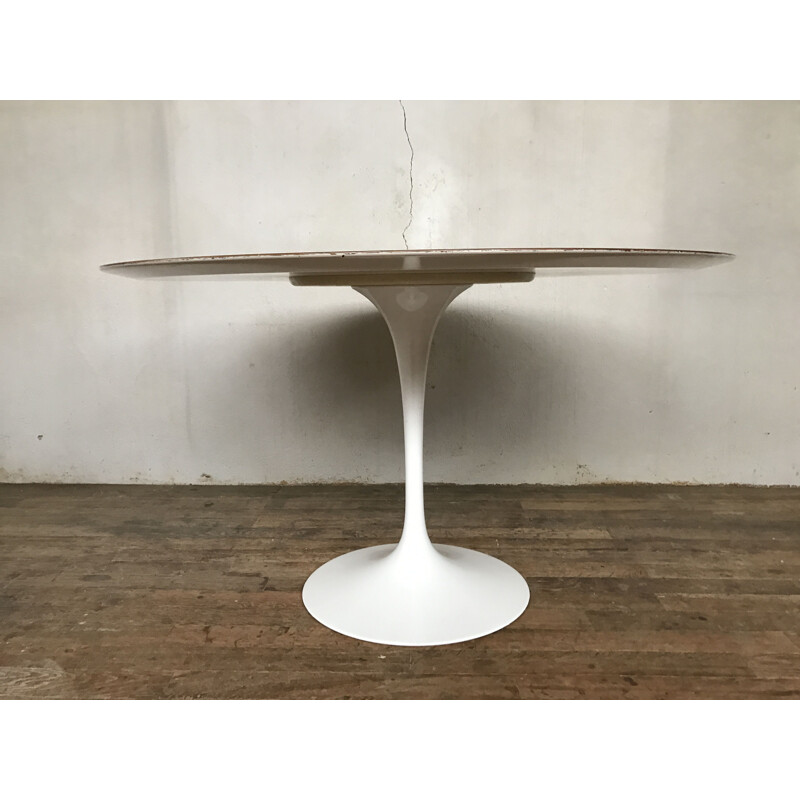 Laminate white knoll table by Eero Saarinen with Tulip foot 