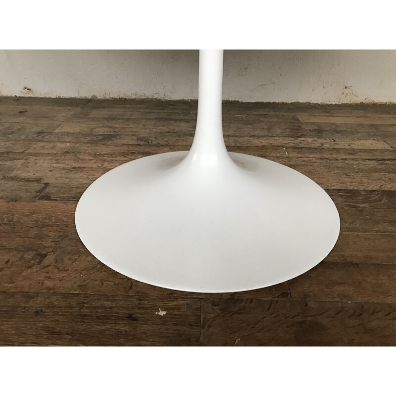 Laminate white knoll table by Eero Saarinen with Tulip foot 