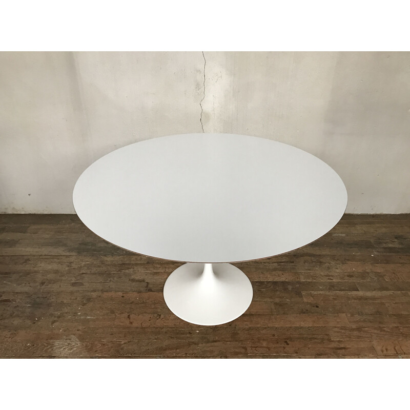 Laminate white knoll table by Eero Saarinen with Tulip foot 