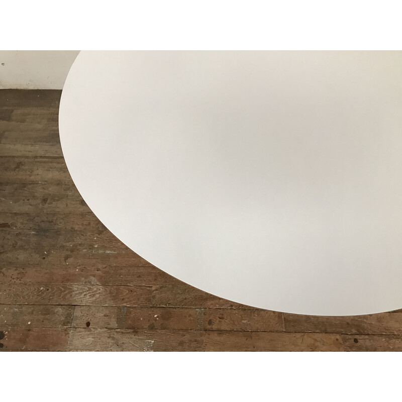 Laminate white knoll table by Eero Saarinen with Tulip foot 