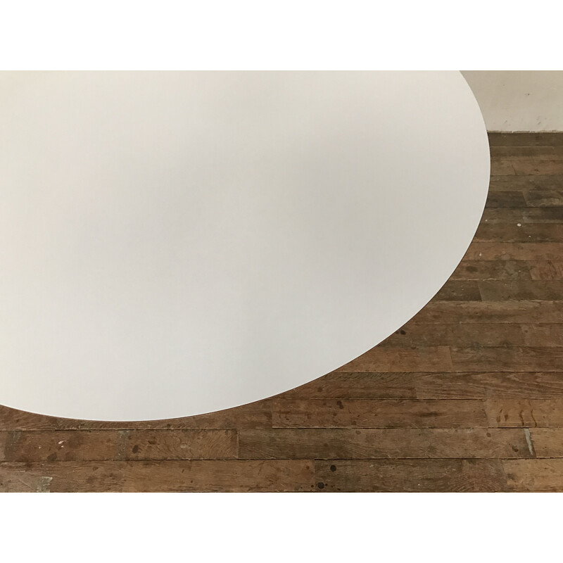 Laminate white knoll table by Eero Saarinen with Tulip foot 