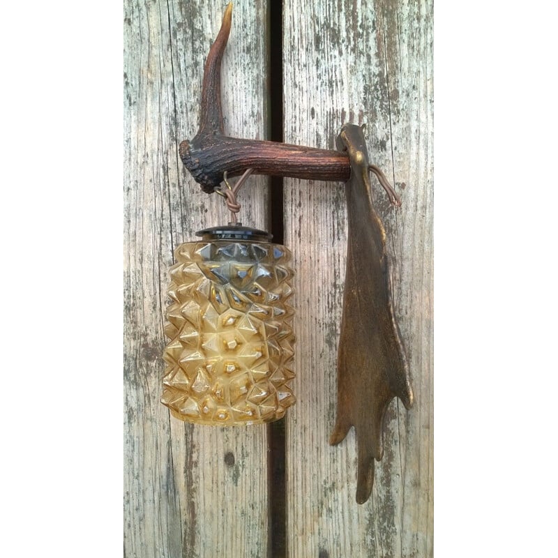 Vintage wandlamp in elandenhout en amberkleurig glas