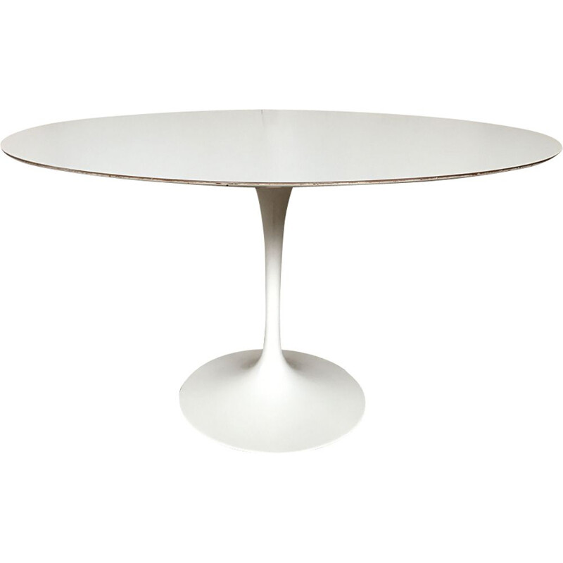 Laminate white knoll table by Eero Saarinen with Tulip foot 