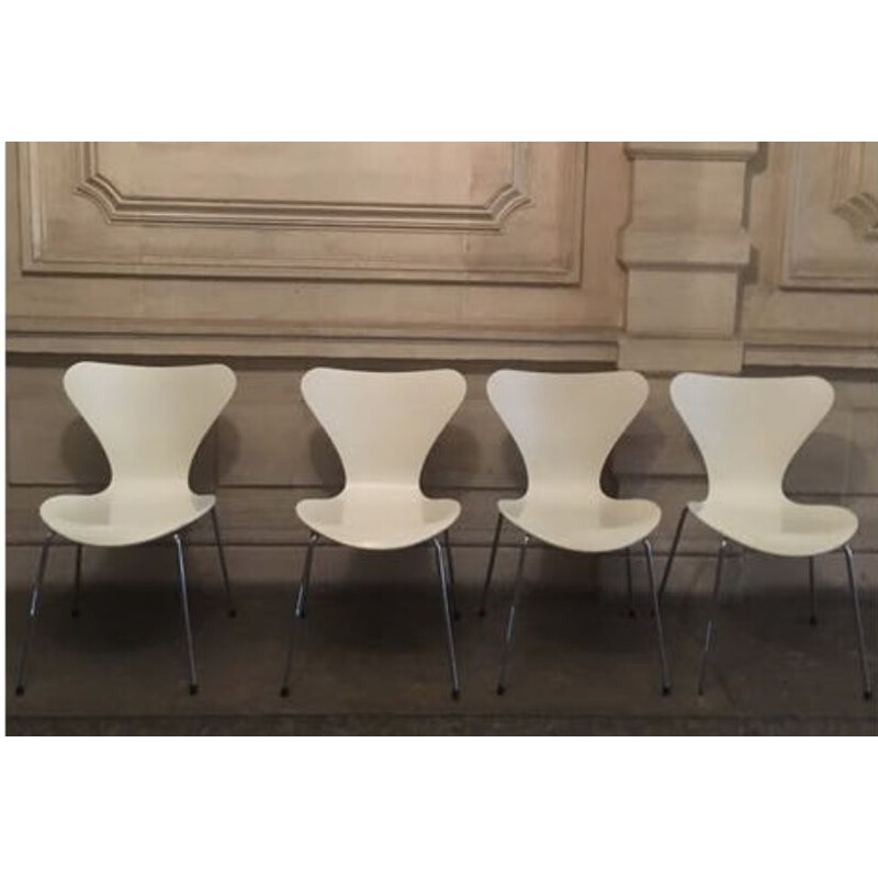 Chair "model 3107" by Arne Jacobsen for Fritz Hansen