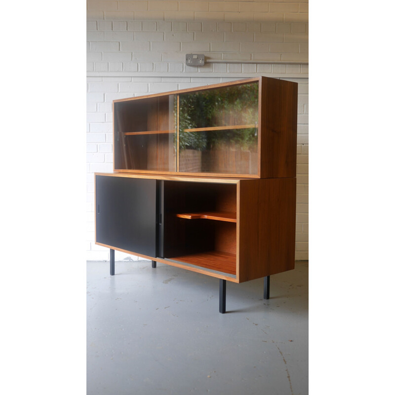 Buffet/Enfilade en noyer par Robin Day pour Hille