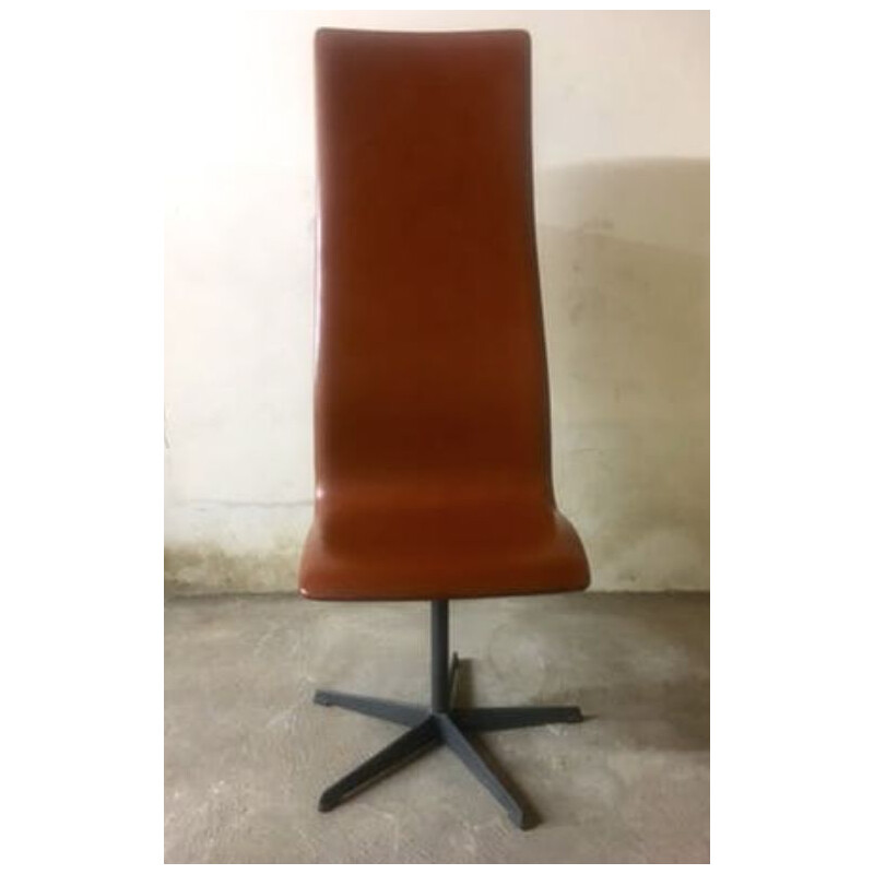 Vintage Oxford chair in leather by Arne Jacobsen 