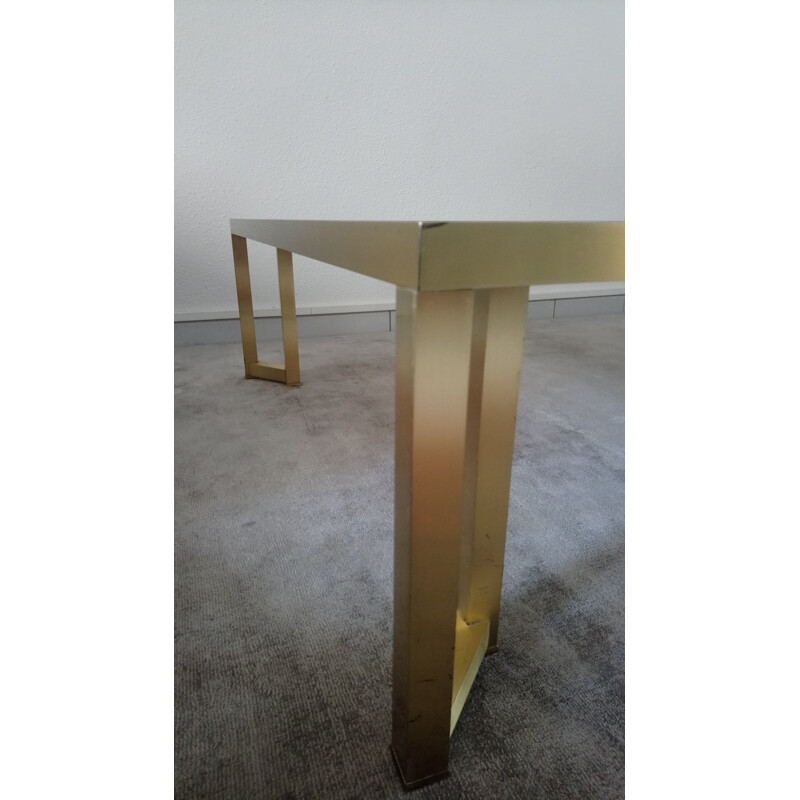 Table basse vintage italienne en métal doré et verre fumé