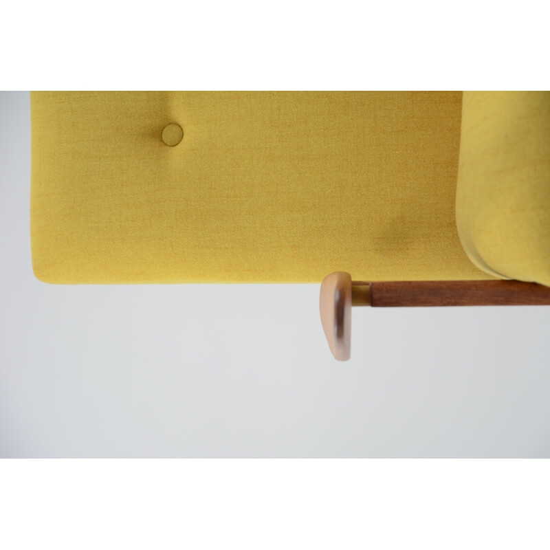 Fauteuil tchécoslovaque jaune en bois