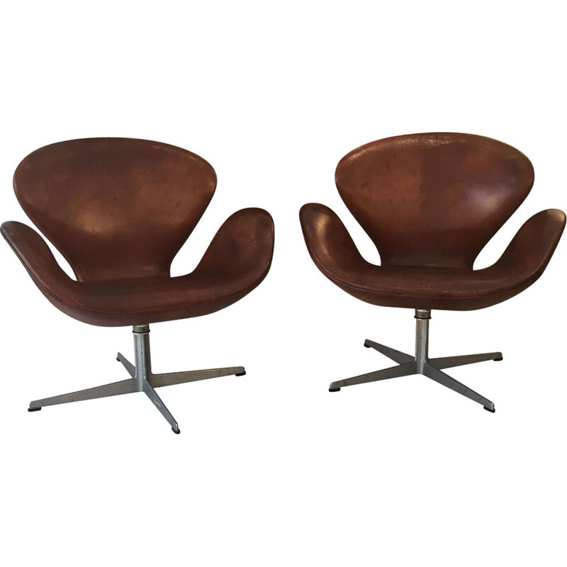 Set of 2 vintage Swan armchairs in brown leather by Fritz Hansen
