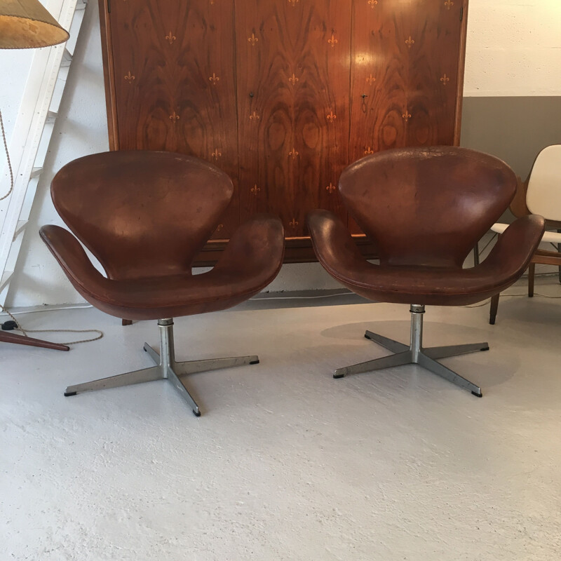 Set of 2 vintage Swan armchairs in brown leather by Fritz Hansen