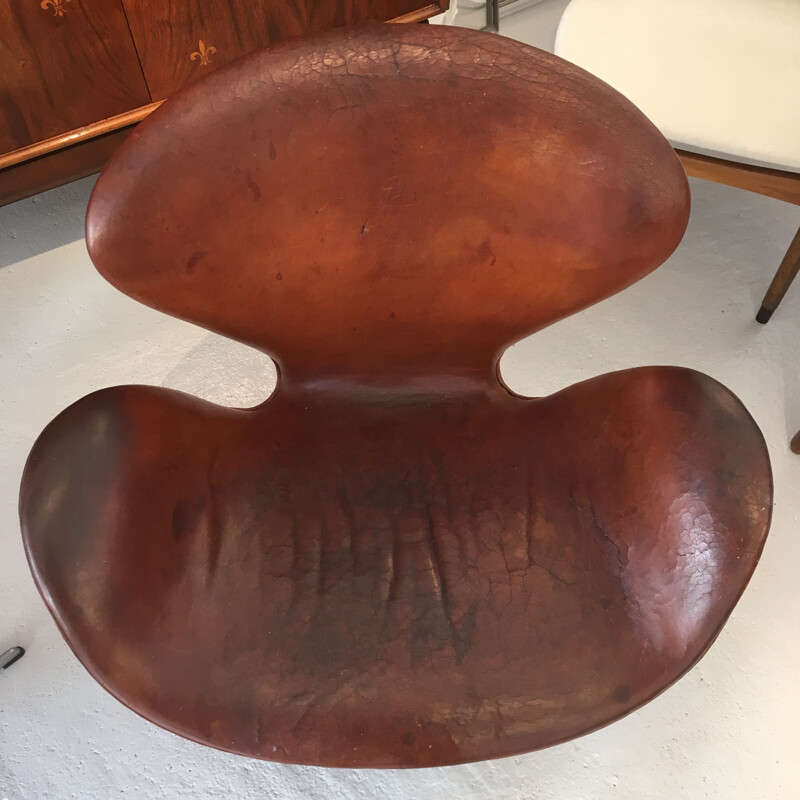 Suite de 2 fauteuils vintage Swan en cuir brun par Fritz Hansen