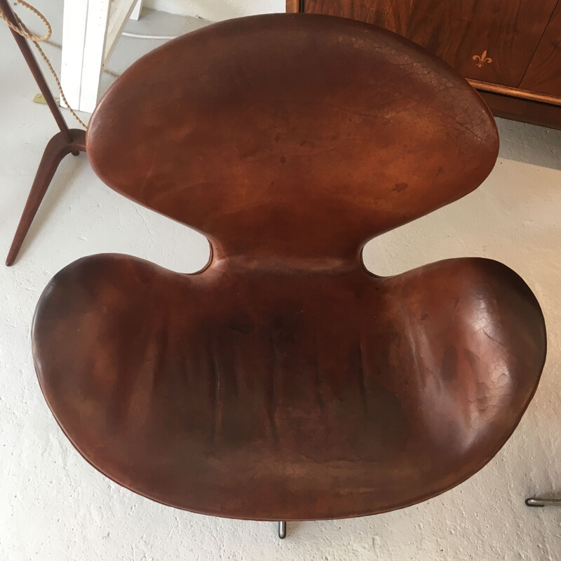 Set of 2 vintage Swan armchairs in brown leather by Fritz Hansen